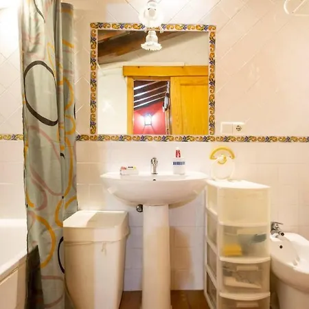 Проживання в сім'ї Old Cellar Surrounded By A 12th Century Parking Free *