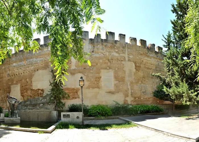 Old Cellar Surrounded By A 12th Century Parking Free Homestay *